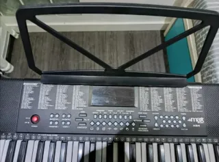 Piano eléctrico con soporte