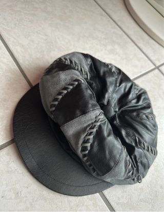 Cappello in pelle nero e grigio