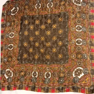 PAÑUELO SIMIL SEDA  ESTAMPADO INDUMENTARIA