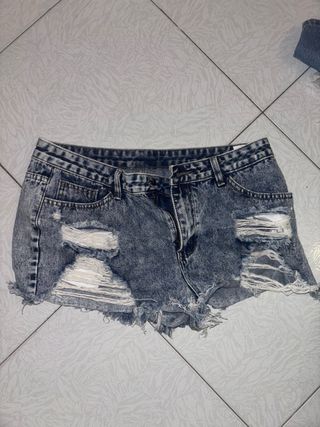 Shorts jeans strappati