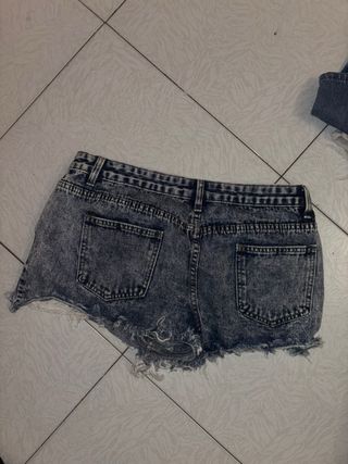 Shorts jeans strappati