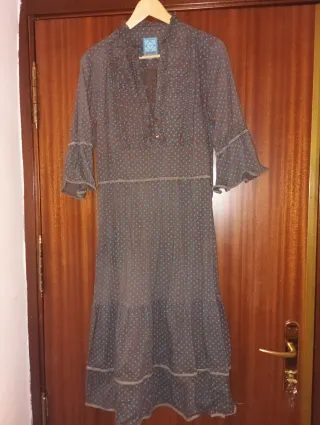 Vestido marrón con lunares azules