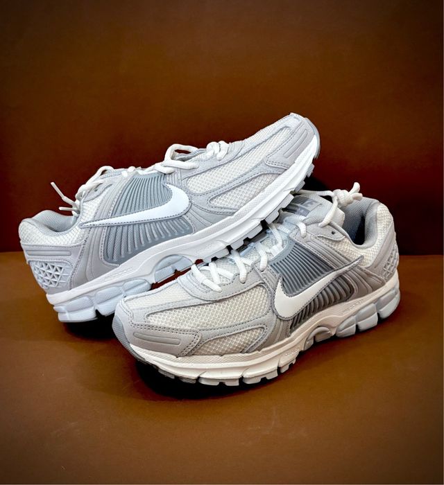 Nike Vomero 5 Gris y Blanco