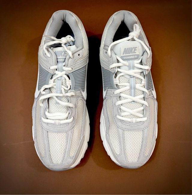 Nike Vomero 5 Gris y Blanco