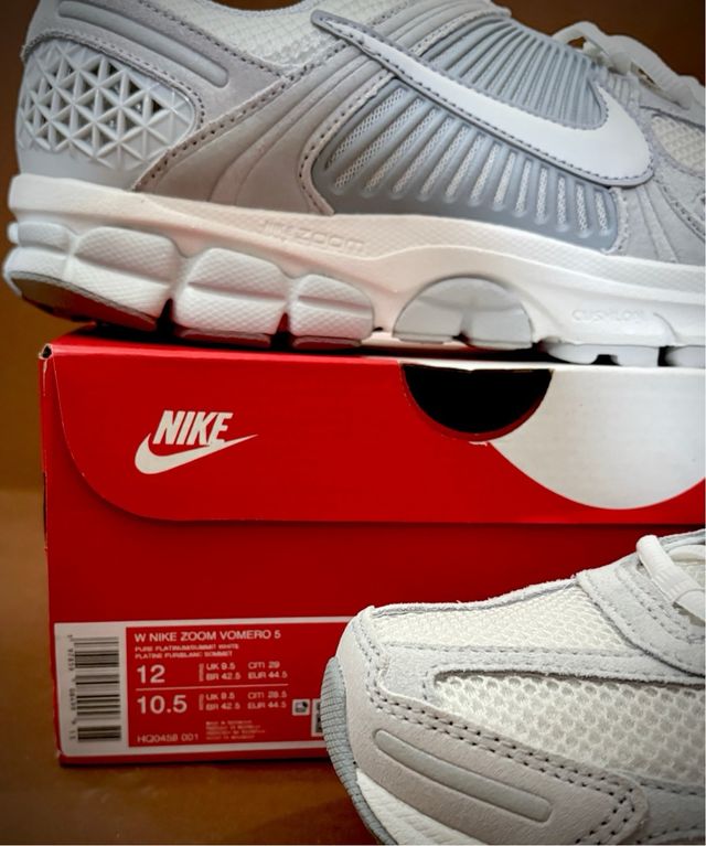 Nike Vomero 5 Gris y Blanco