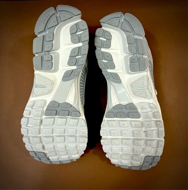 Nike Vomero 5 Gris y Blanco