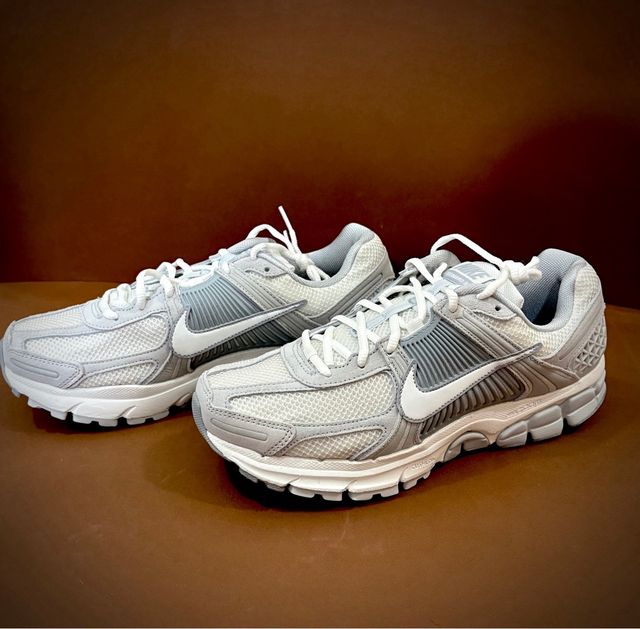 Nike Vomero 5 Gris y Blanco