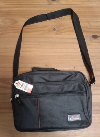 Bolso negro con dos carteras