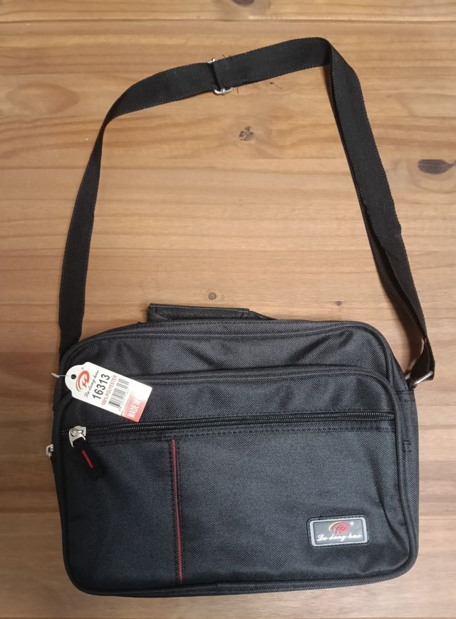 Bolso negro con dos carteras