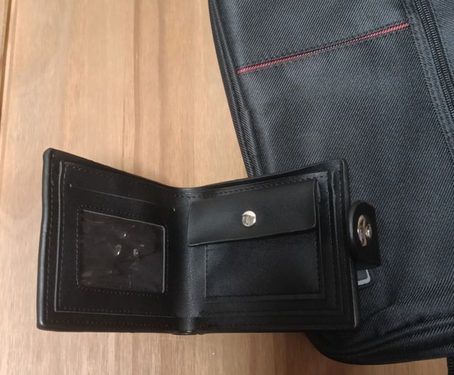 Bolso negro con dos carteras