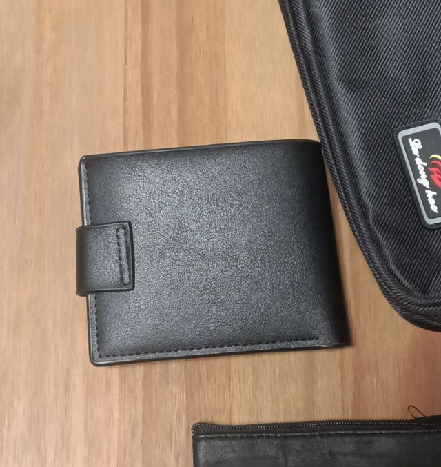 Bolso negro con dos carteras