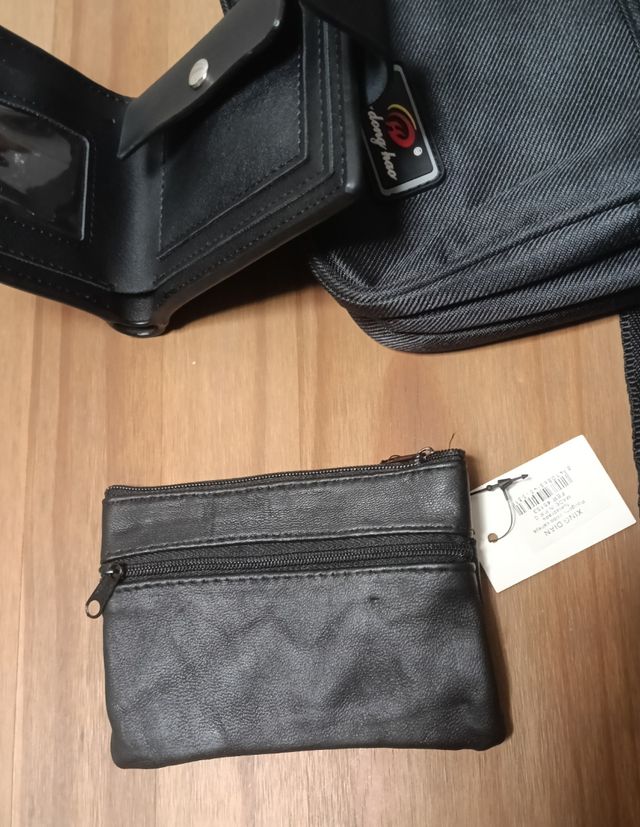 Bolso negro con dos carteras