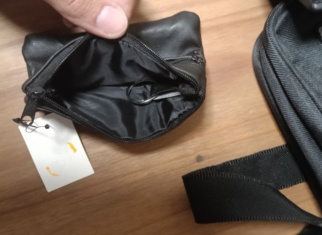 Bolso negro con dos carteras