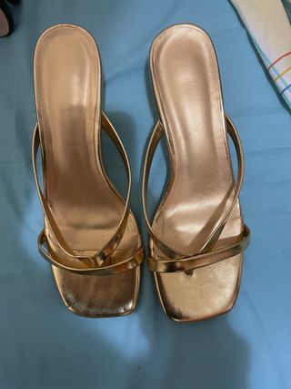 Tacones dorados sandalias tiras