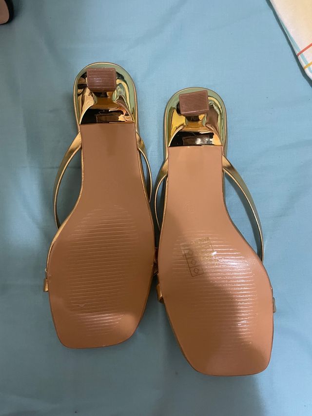 Tacones dorados sandalias tiras