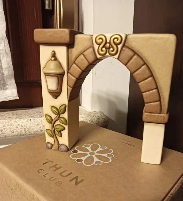 Portale Thun con lanterna e pianta