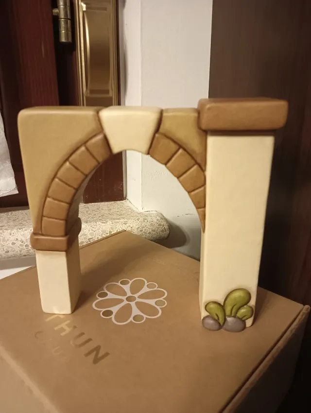 Portale Thun con lanterna e pianta