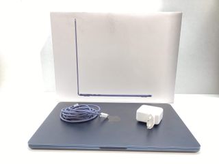 portatil apple apple macbook air m3 8-core 4.0 15 (10gpu) (2024) (a3114)