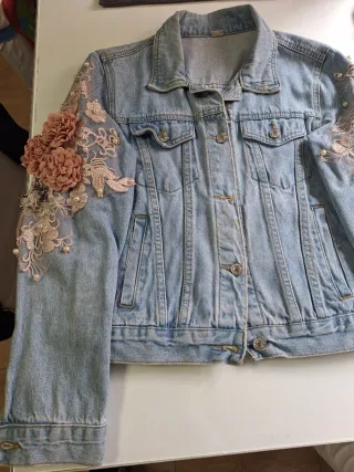 Cazadora vaquera diseño floral