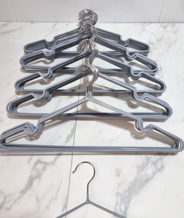 51 Perchas Antideslizantes - Gris