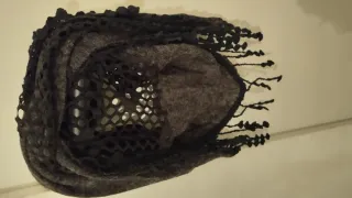 Pañuelo negro de encaje y flecos