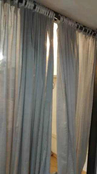 Cortinas grises y blancas de tela