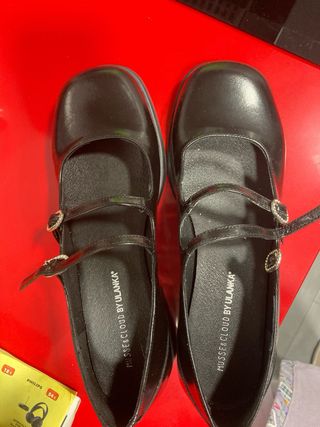 Zapatos negros Musse & Cloud con hebillas