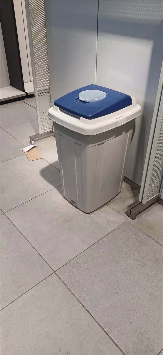 Papelera industrial blanca