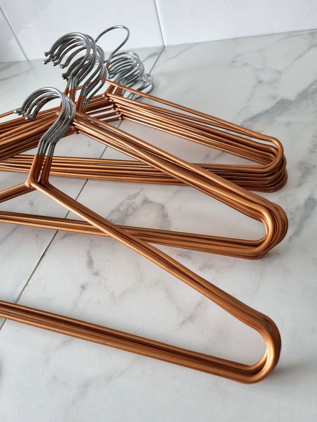 26 Perchas Antideslizantes - Dorado