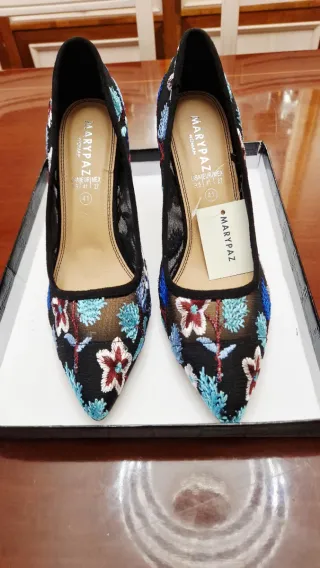 Zapatos de tacón MARYPAZ bordados negros talla 41