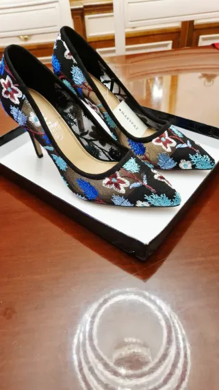 Zapatos de tacón MARYPAZ bordados negros talla 41