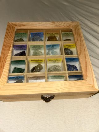 Collezione di minerali in scatola di legno
