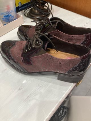 Zapatos de cordones granates