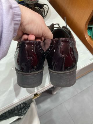 Zapatos de cordones granates
