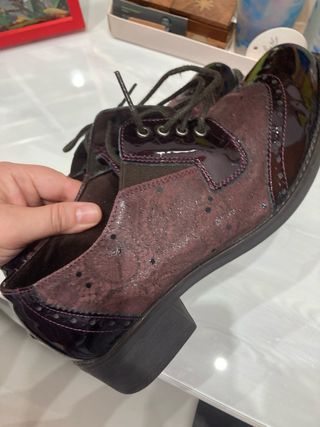 Zapatos de cordones granates