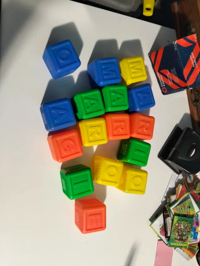 Mattoncini colorati con lettere per bambini