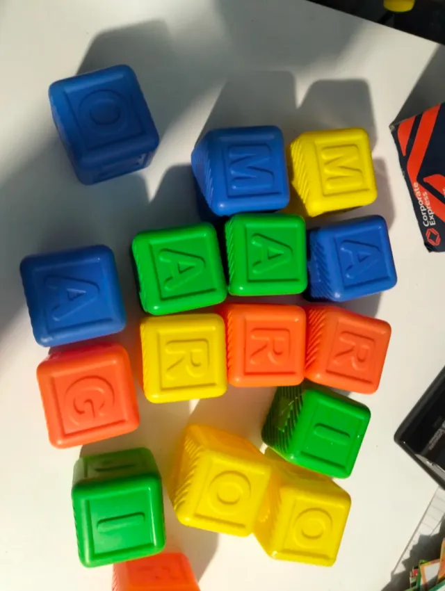 Mattoncini colorati con lettere per bambini