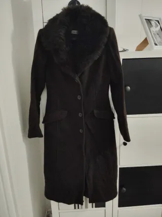 Abrigo de paño marrón con cuello de pelo