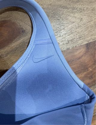 Sujetador deportivo Nike azul y morado