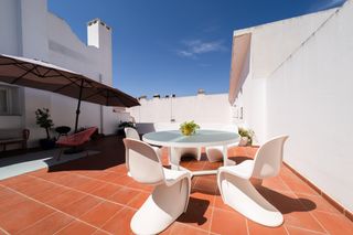 Mesa e cadeiras modernas vidro e plástico