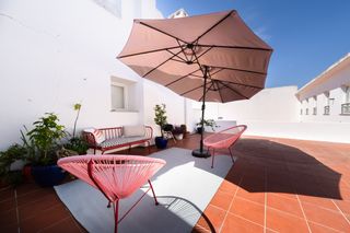Sofá de terraço vermelho e cadeiras  rosa