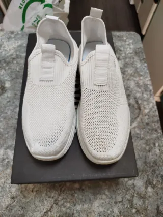 Zapatillas deportivas blancas ,solo puesta una vez