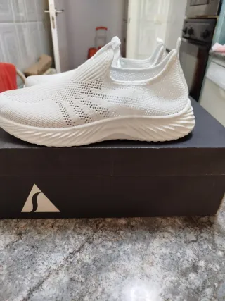 Zapatillas deportivas blancas ,solo puesta una vez