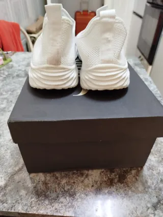 Zapatillas deportivas blancas ,solo puesta una vez