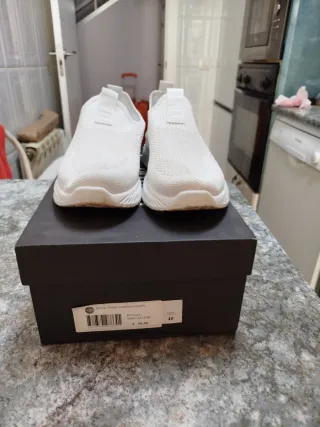Zapatillas deportivas blancas ,solo puesta una vez