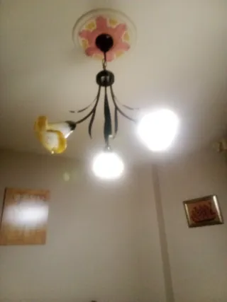 Lámpara de techo dorada y blanca