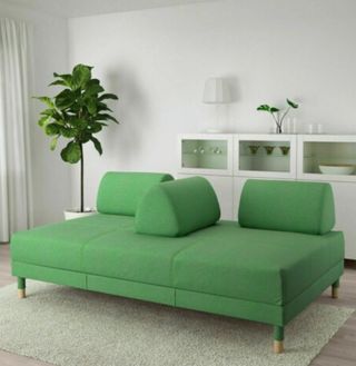 Sofá-cama verde em tecido