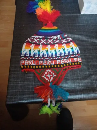 Gorro artesanal multicolor con pompones