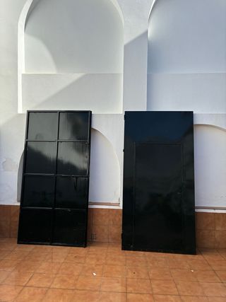 Puerta de garaje con paso peatonal