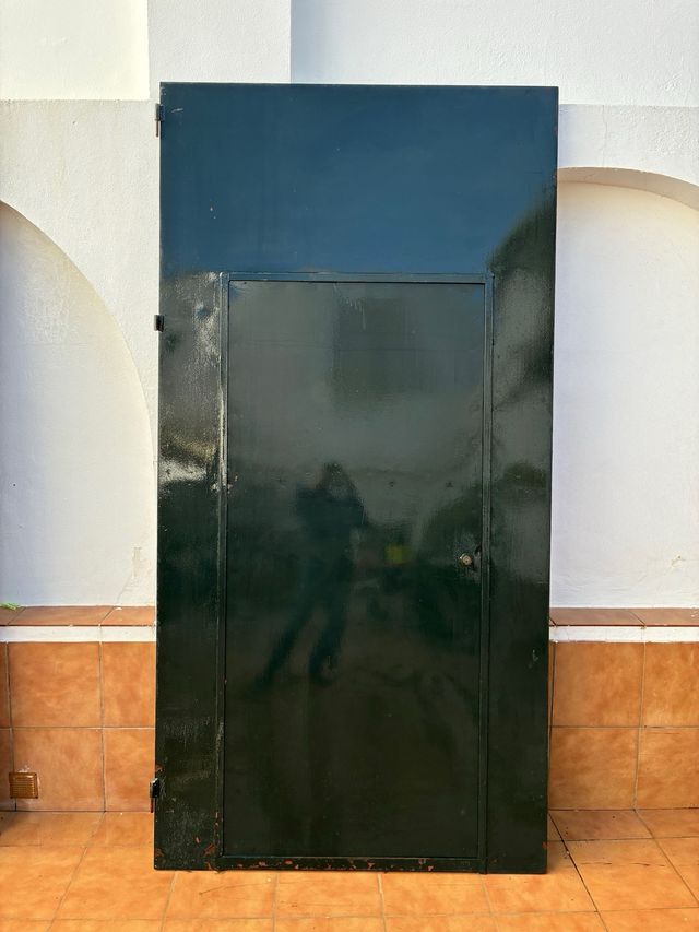 Puerta de garaje con paso peatonal